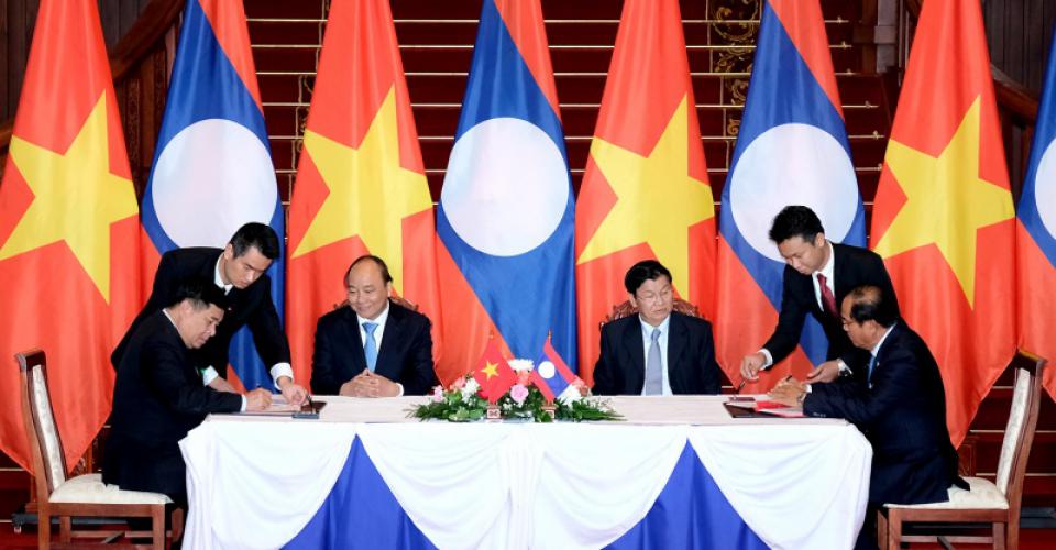 Vietnam and Laos signed twelve cooperation deeds