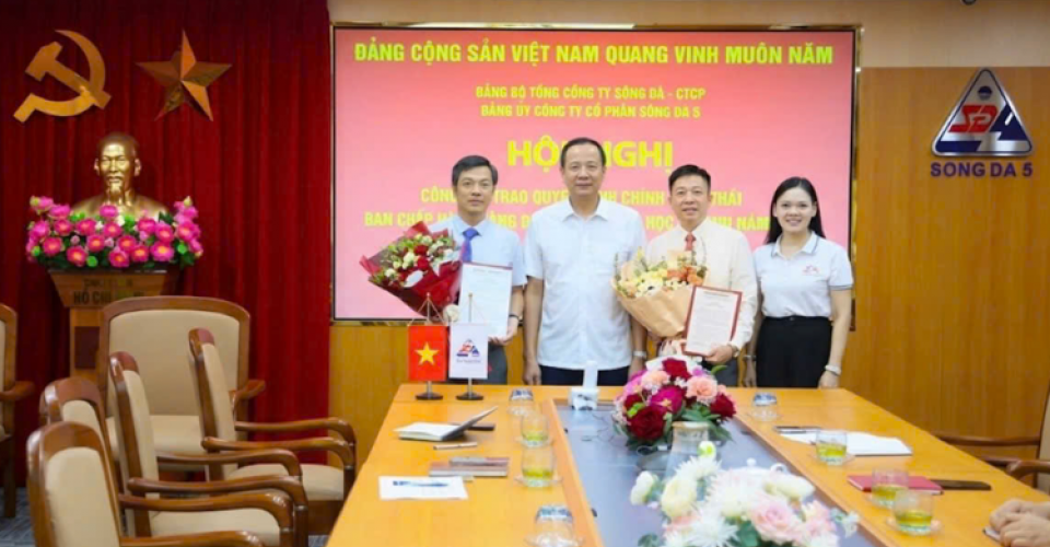 Sông Đà 5 công bố và trao Quyết định chỉ định bổ sung 02 Uỷ viên Ban Chấp hành Đảng bộ nhiệm kỳ 2025 - 2030