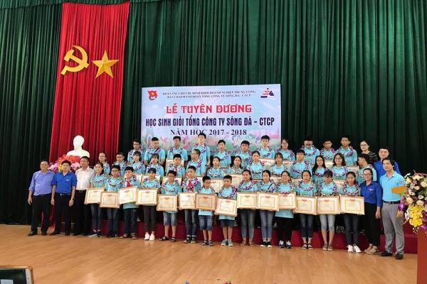 Commendation ceremony for the good students of Song Da Corporation in school year 2017 - 2018