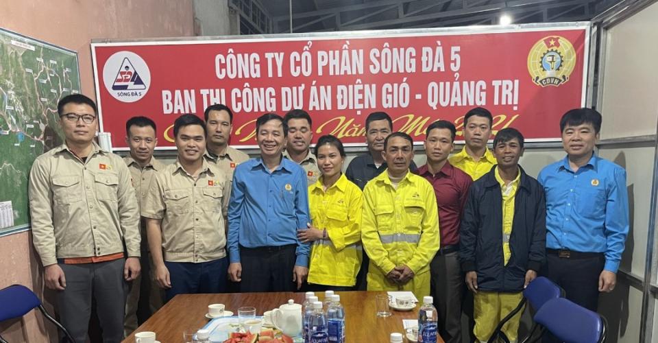 Công đoàn TCT Sông Đà - CTCP tới thăm, tặng quà và chúc Tết CBCNV thi công các dự án điện gió, tỉnh Quảng Trị