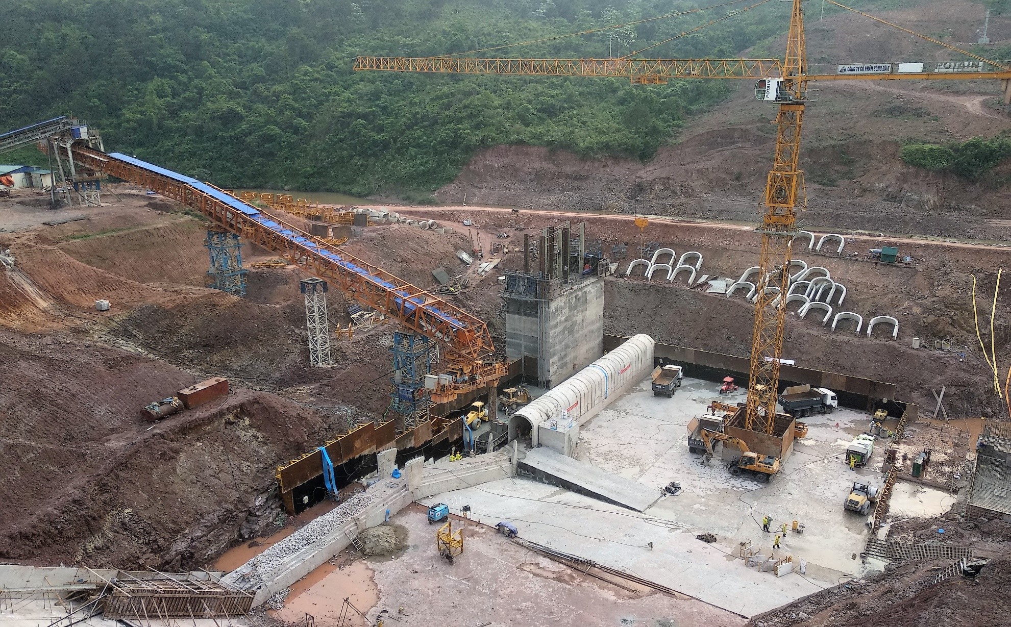 The first blocks of RCC concrete was placed in the site of Ban Lai ...